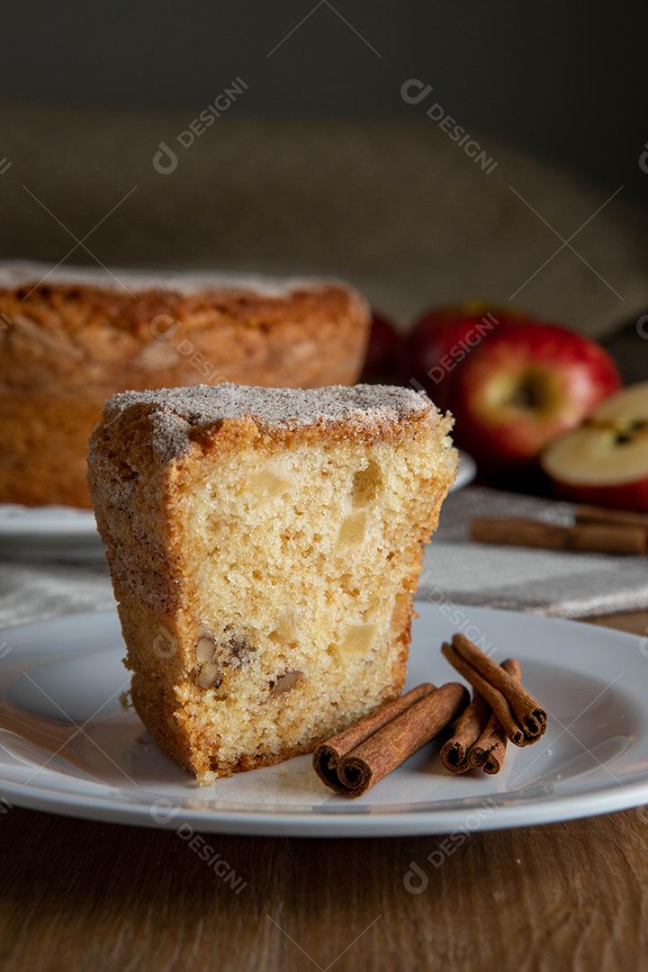 Feche o pedaço de pão de ló ou bolo de chiffon com maçãs tão macias e deliciosas fatiadas com ingredientes