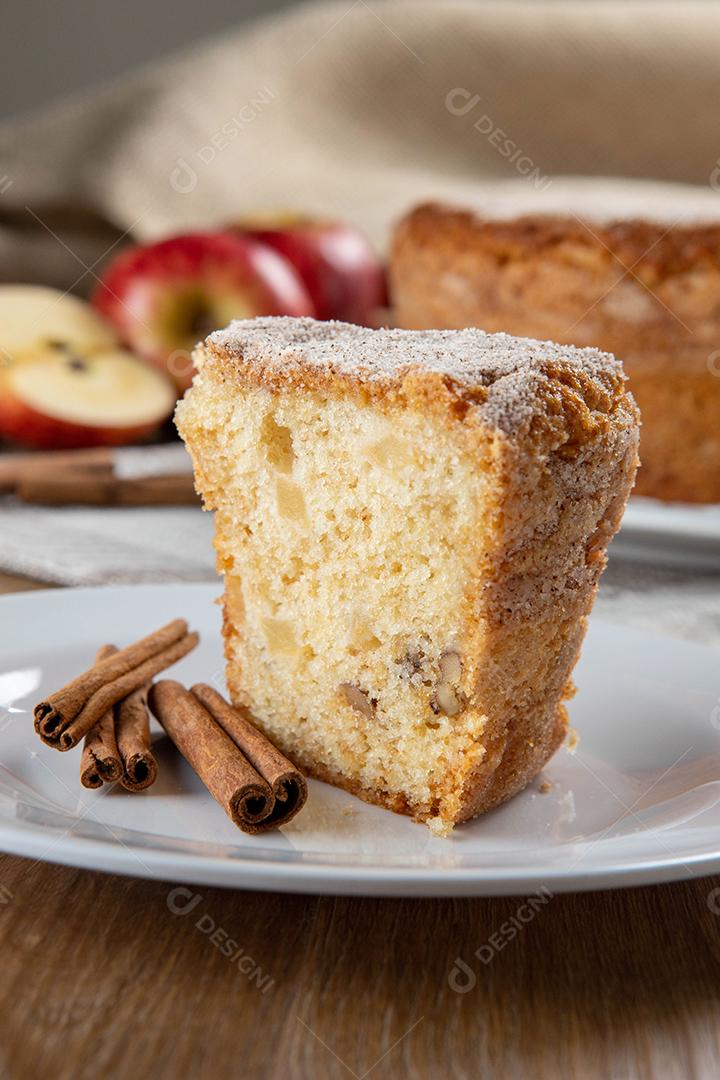 Feche o pedaço de pão de ló ou bolo de chiffon com maçãs tão macias e deliciosas fatiadas com ingredientes