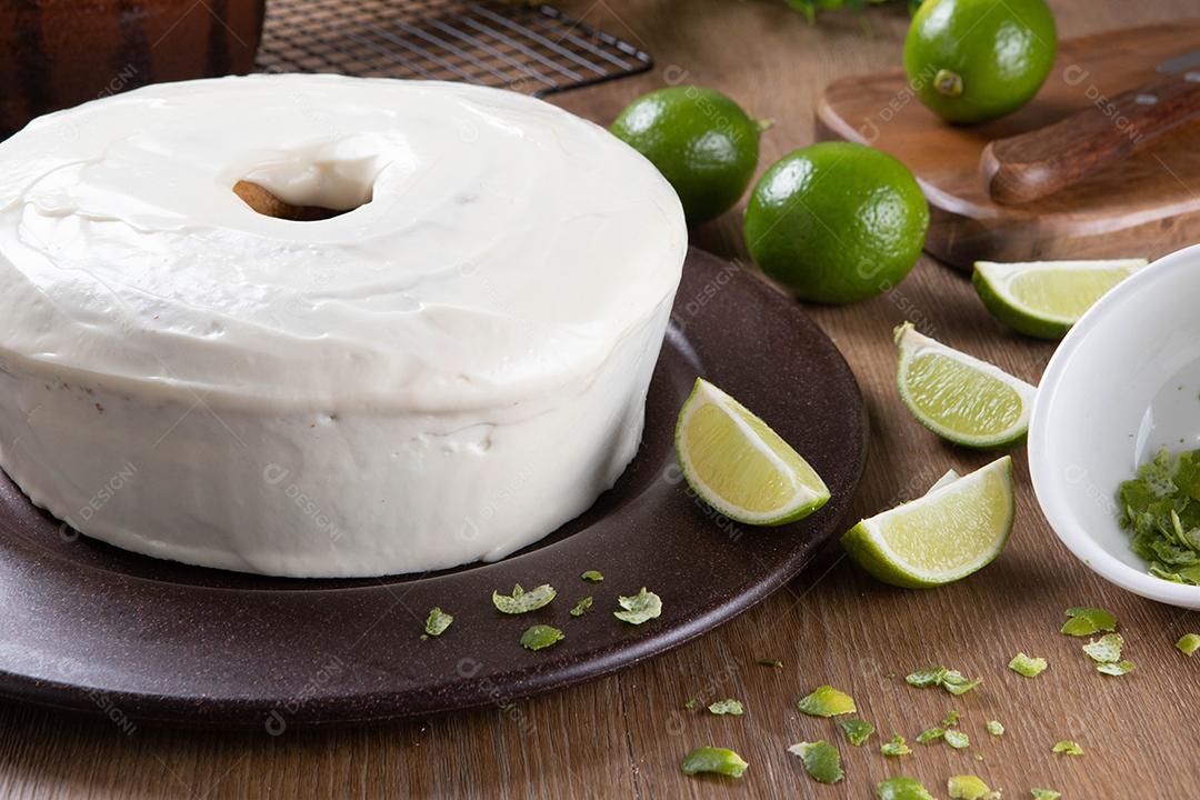 Bolo de frutas de limão úmido no prato com rodelas de limão na mesa de madeira. Delicioso café da manhã, hora do chá tradicional. Receita de bolo de limão
