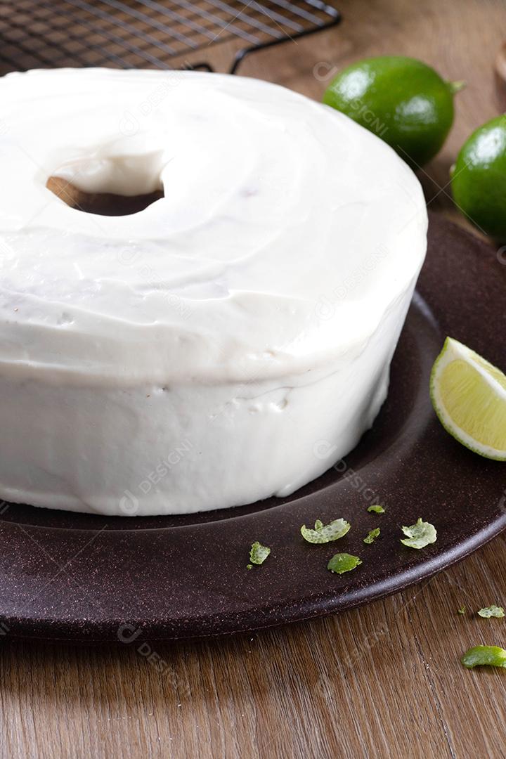Bolo de frutas de limão úmido no prato com rodelas de limão na mesa de madeira. Delicioso café da manhã, hora do chá tradicional. Receita de bolo de limão