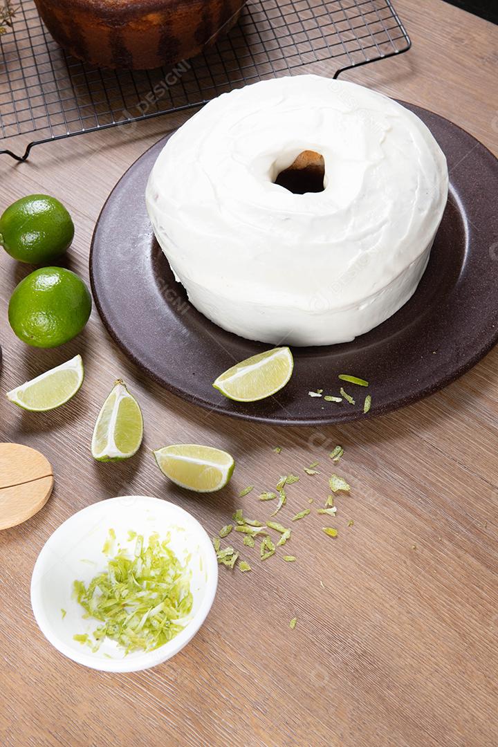 Bolo de frutas de limão úmido no prato com rodelas de limão na mesa de madeira. Delicioso café da manhã, hora do chá tradicional. Receita de bolo de limão