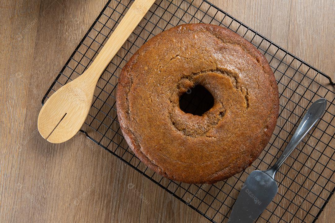 Bolo de milho brasileiro feito com um tipo de farinha de milho (Fuba). Em uma mesa de festa de madeira. Doces típicos da festa junina. bolo de fubá