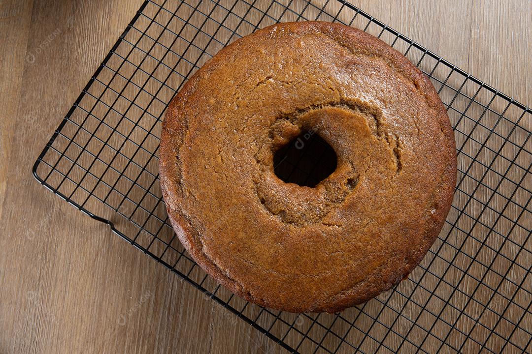 Bolo de milho brasileiro feito com um tipo de farinha de milho (Fuba). Em uma mesa de festa de madeira. Doces típicos da festa junina. bolo de fubá