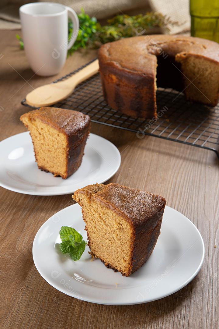 Feche o pedaço de bolo de milho brasileiro feito com um tipo de farinha de milho (Fuba). Em uma mesa de festa de madeira. Doces típicos da festa junina. Bolo de fubá.