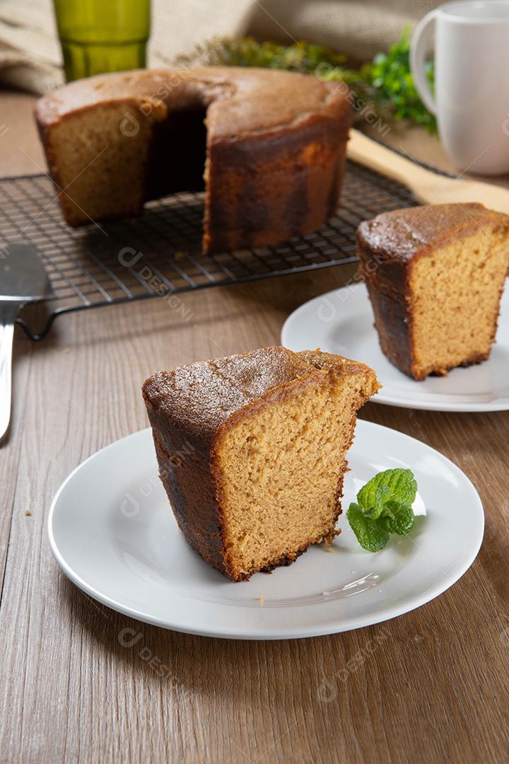 Feche o pedaço de bolo de milho brasileiro feito com um tipo de farinha de milho (Fuba). Em uma mesa de festa de madeira. Doces típicos da festa junina. Bolo de fubá.