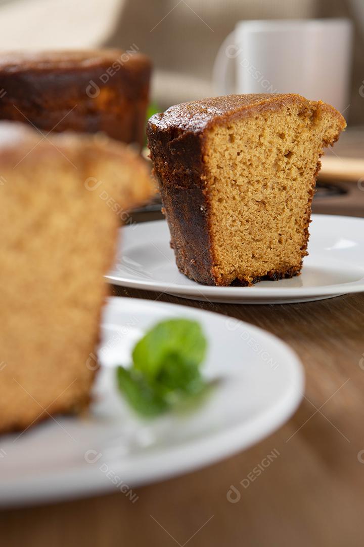 Feche o pedaço de bolo de milho brasileiro feito com um tipo de farinha de milho (Fuba). Em uma mesa de festa de madeira. Doces típicos da festa junina. Bolo de fubá.