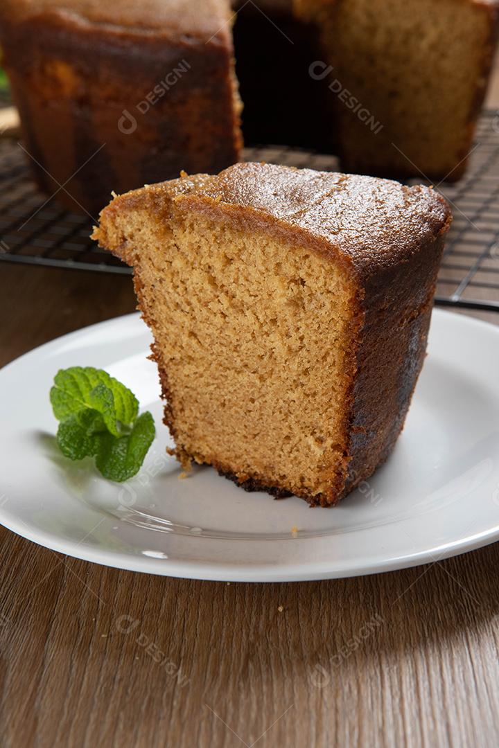 Feche o pedaço de bolo de milho brasileiro feito com um tipo de farinha de milho (Fuba). Em uma mesa de festa de madeira. Doces típicos da festa junina. Bolo de fubá.