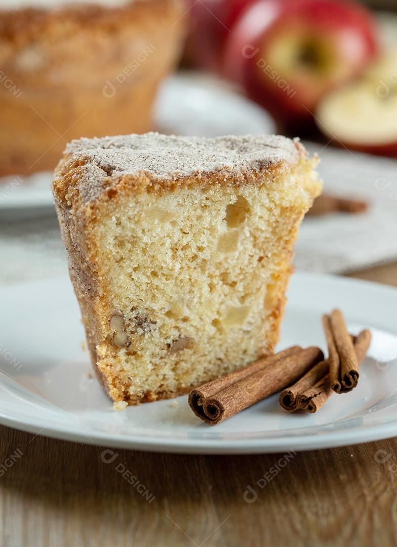 Feche o pedaço de bolo de esponja ou bolo de chiffon com maçãs tão macias e deliciosas fatiadas com ingredientes