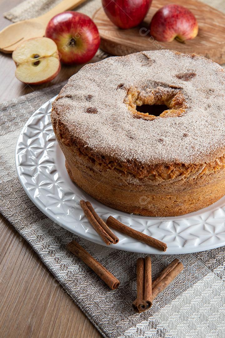 Pão de ló ou bolo chiffon com maçãs tão macios e deliciosos fatiados com ingredientes