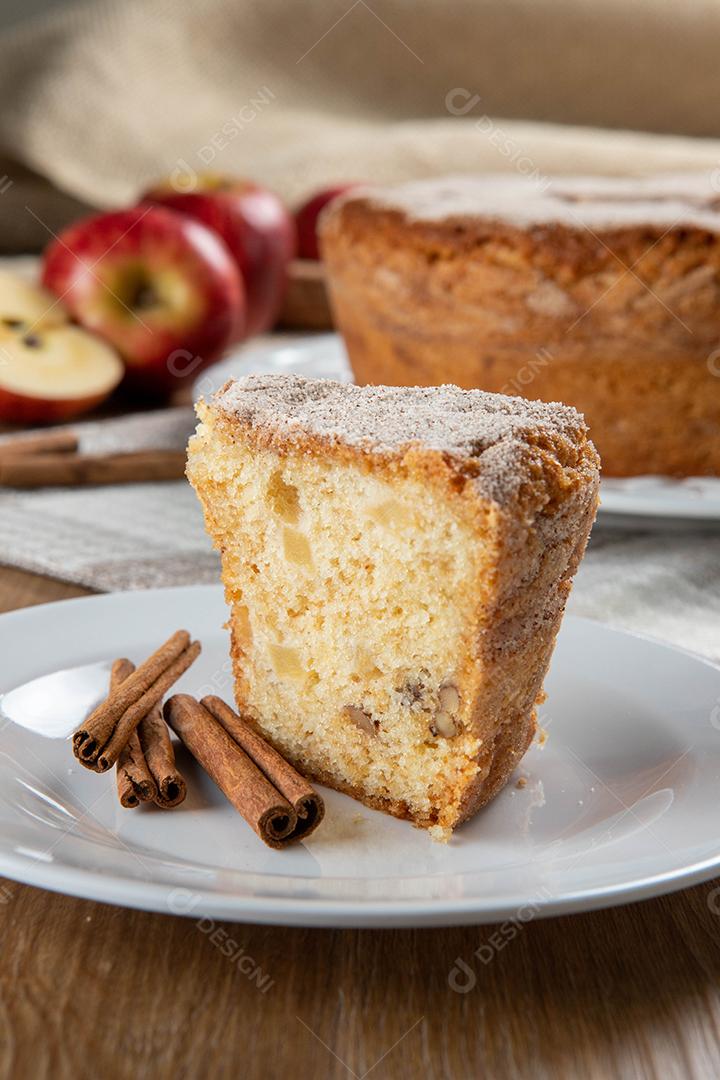 pedaço de pão de ló ou bolo chiffon com maçãs tão macios e deliciosos fatiados com ingredientes