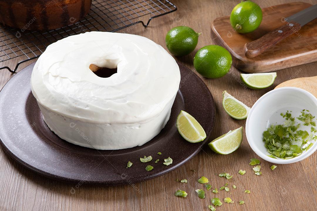 Bolo de frutas de limão úmido no prato com rodelas de limão na mesa de madeira. Delicioso café da manhã, hora do chá tradicional. Receita de bolo de limão