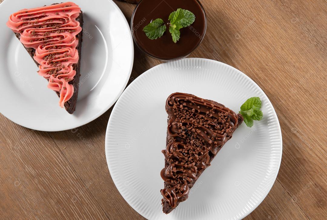 Fatia de brownie de chocolate com morango e chocolate I