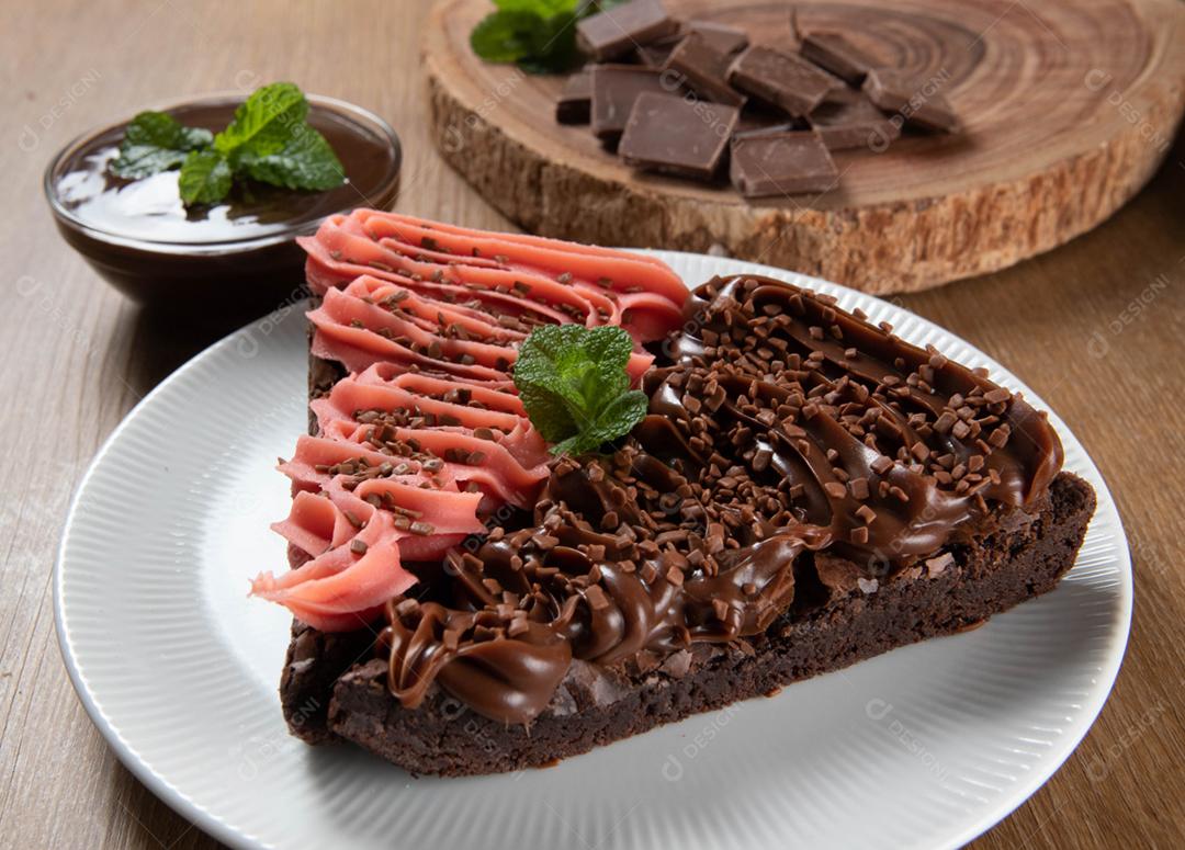 Fatia de brownie de chocolate com morango e chocolate I