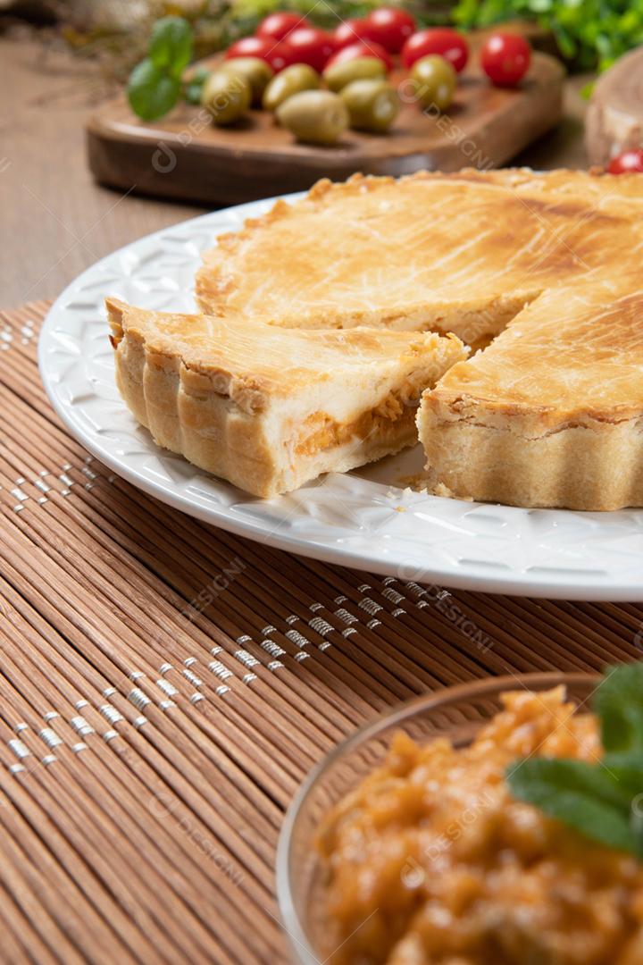 Torta de frango com requeijão, tomate, cebola e azeitonas em w