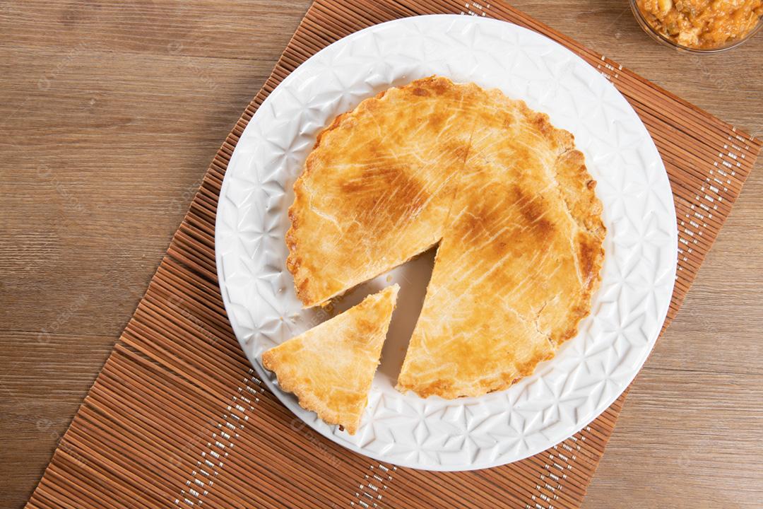 Torta de frango com requeijão, tomate, cebola e azeitonas em w