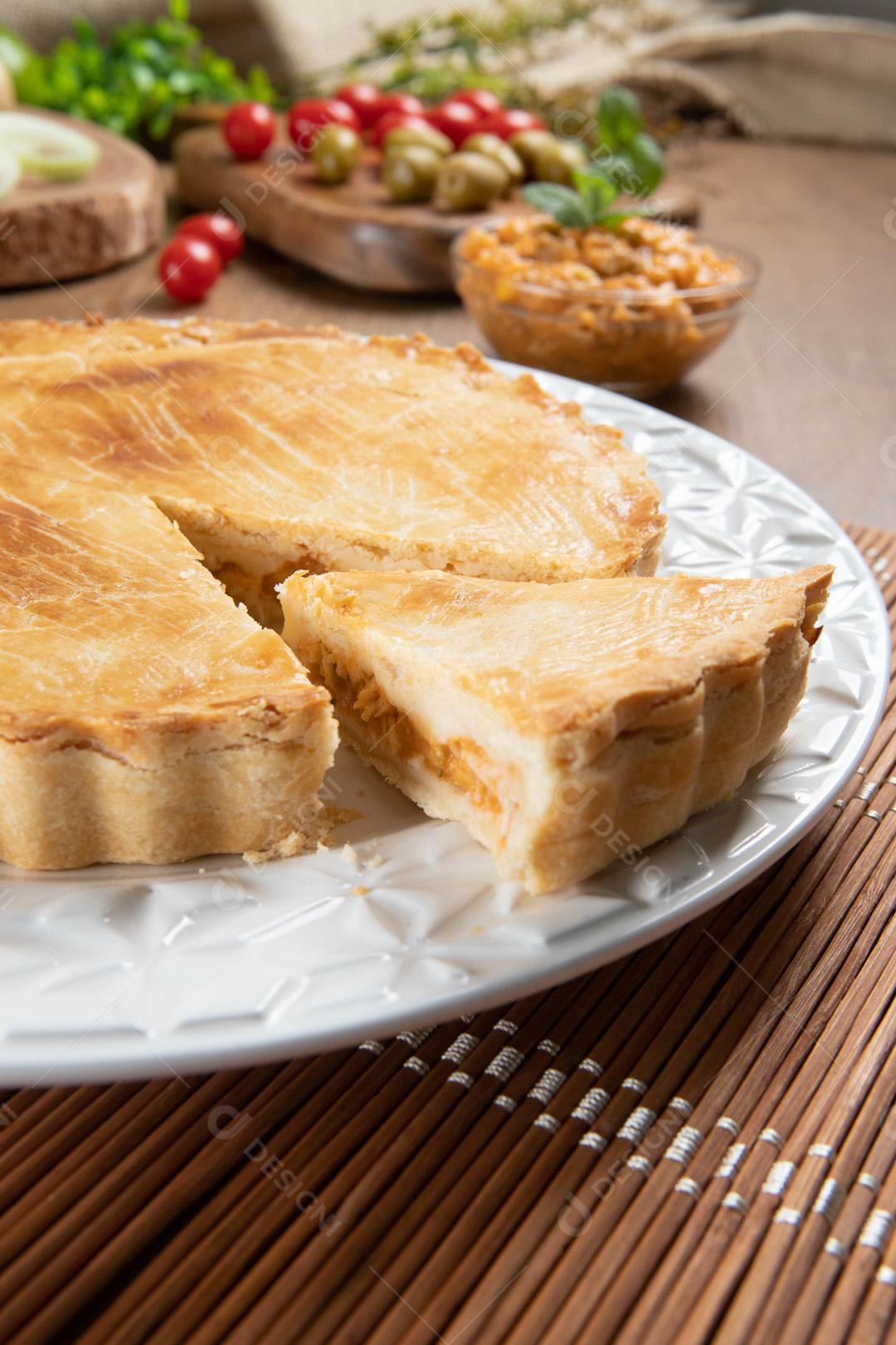 Feche o pedaço de torta de frango com queijo cottage, tomate, oni