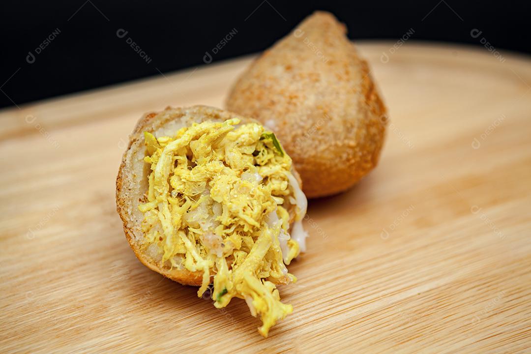 Coxinha de frango cortada ao meio