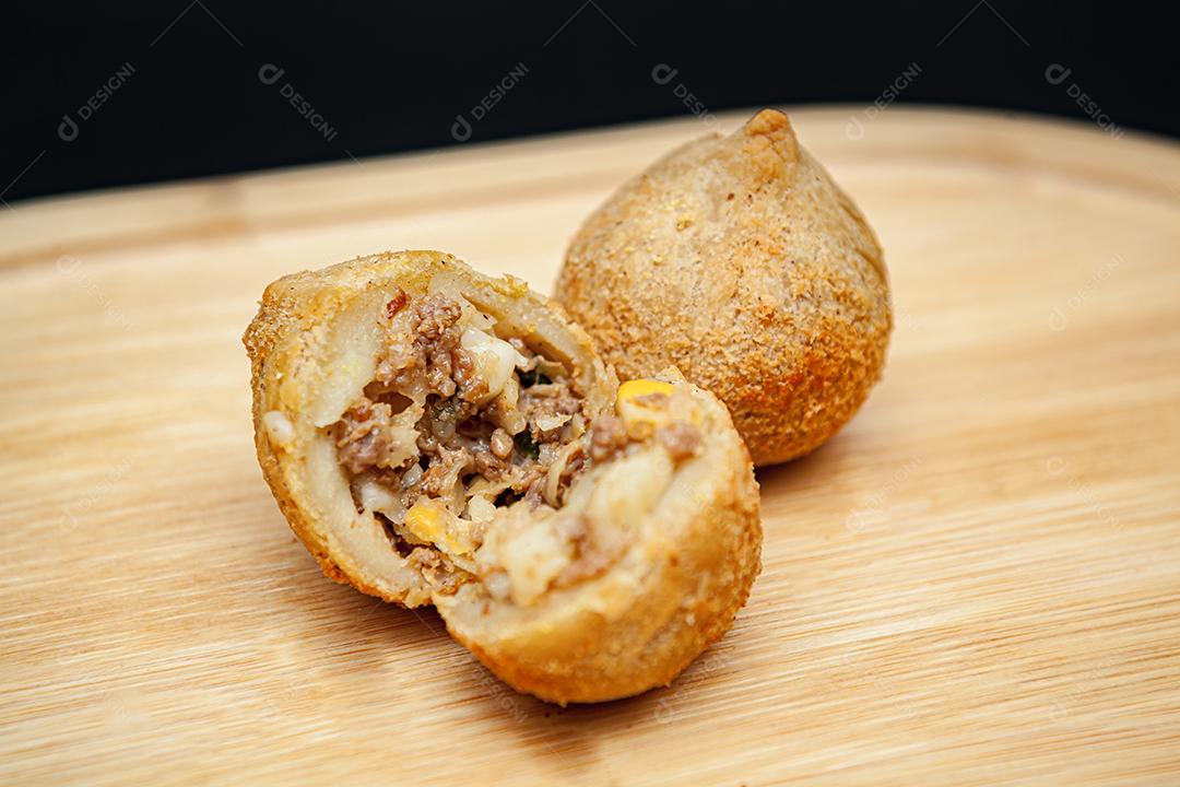 Coxinha de carne cortada ao meio