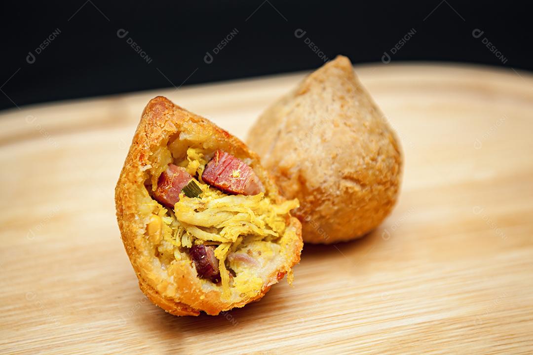 Coxinha de frango com salsinha cortada ao meio