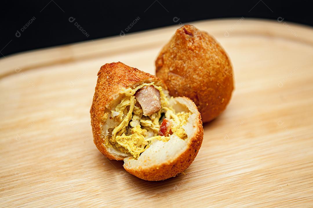 Coxinha de frango cortada ao meio