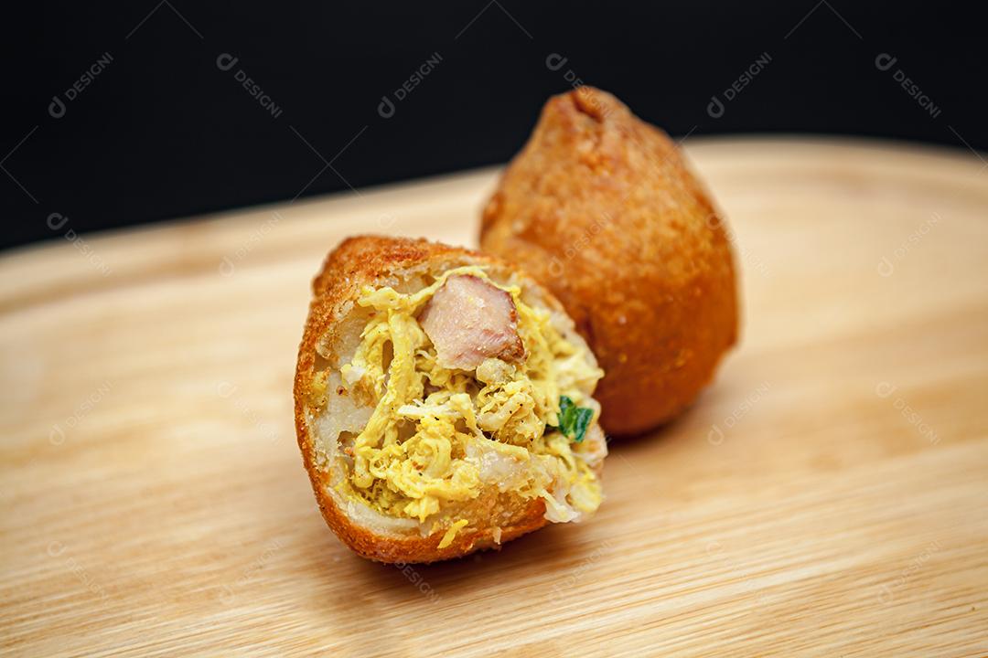 Coxinha de frango cortada ao meio