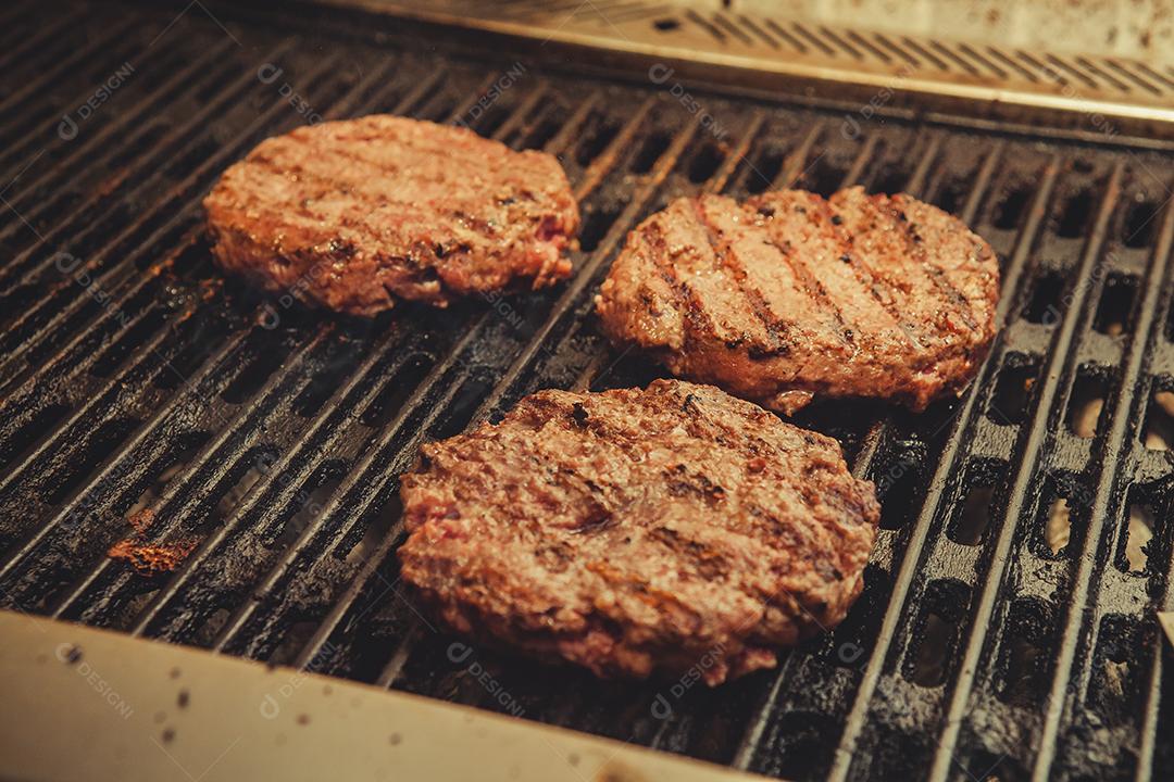 Carne de Hamburguer assada na grelha