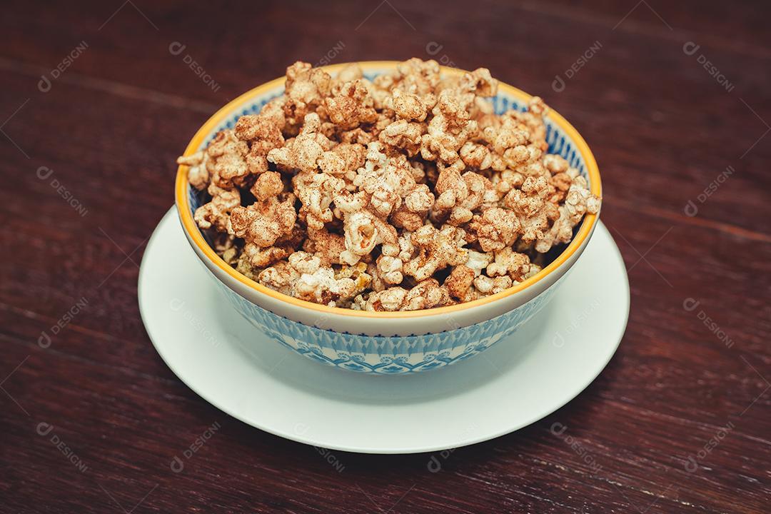 Pipoca caramelizada doce em tigela branca