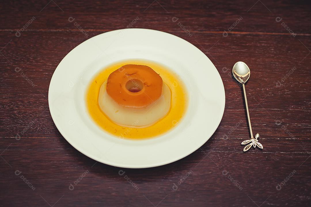 Pudim De Leite Em Um Prato Sobre A Mesa