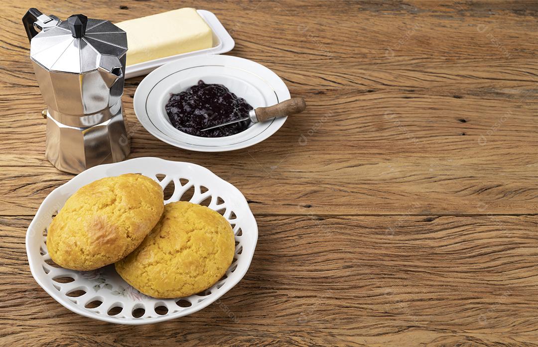 Broa, pão de farinha de milho típico brasileiro com manteiga, geléia, café