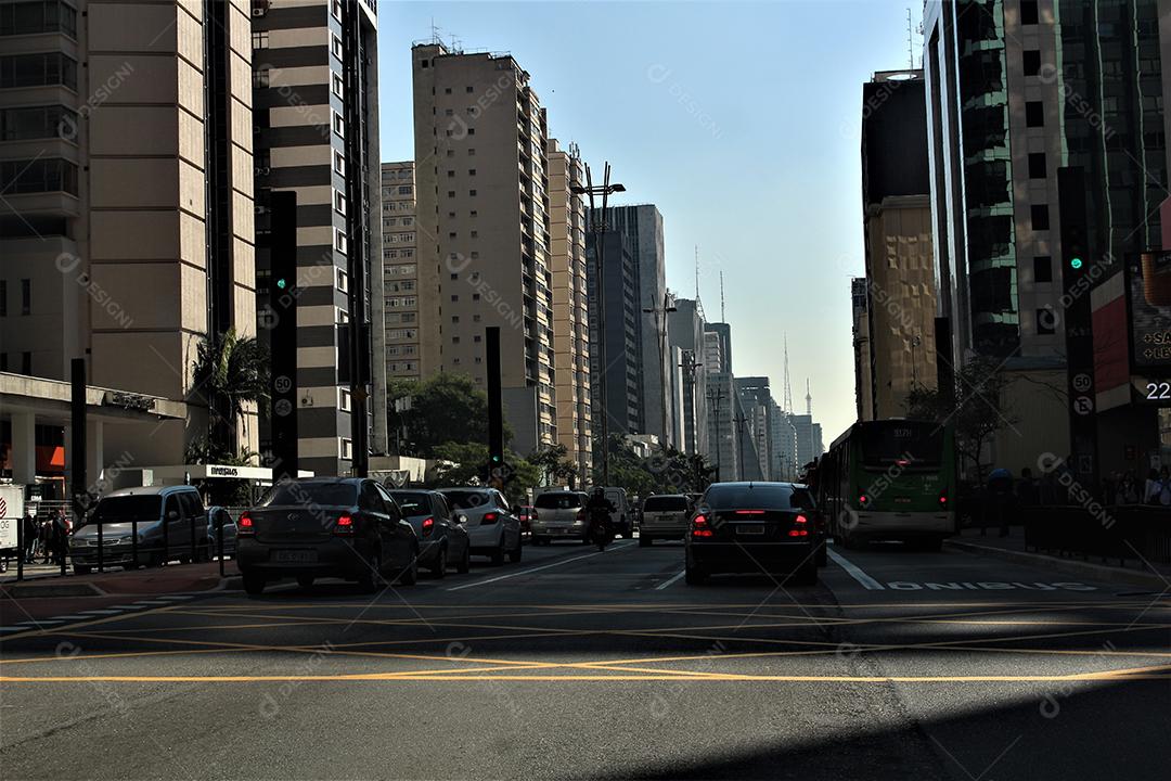 Tumulto de carros transito automovel veiculos andando sobre ruas