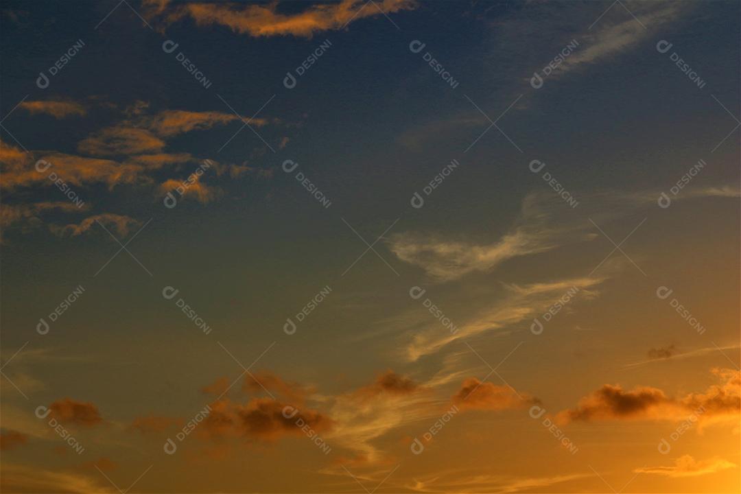 Céu nublado paisagem por do sol