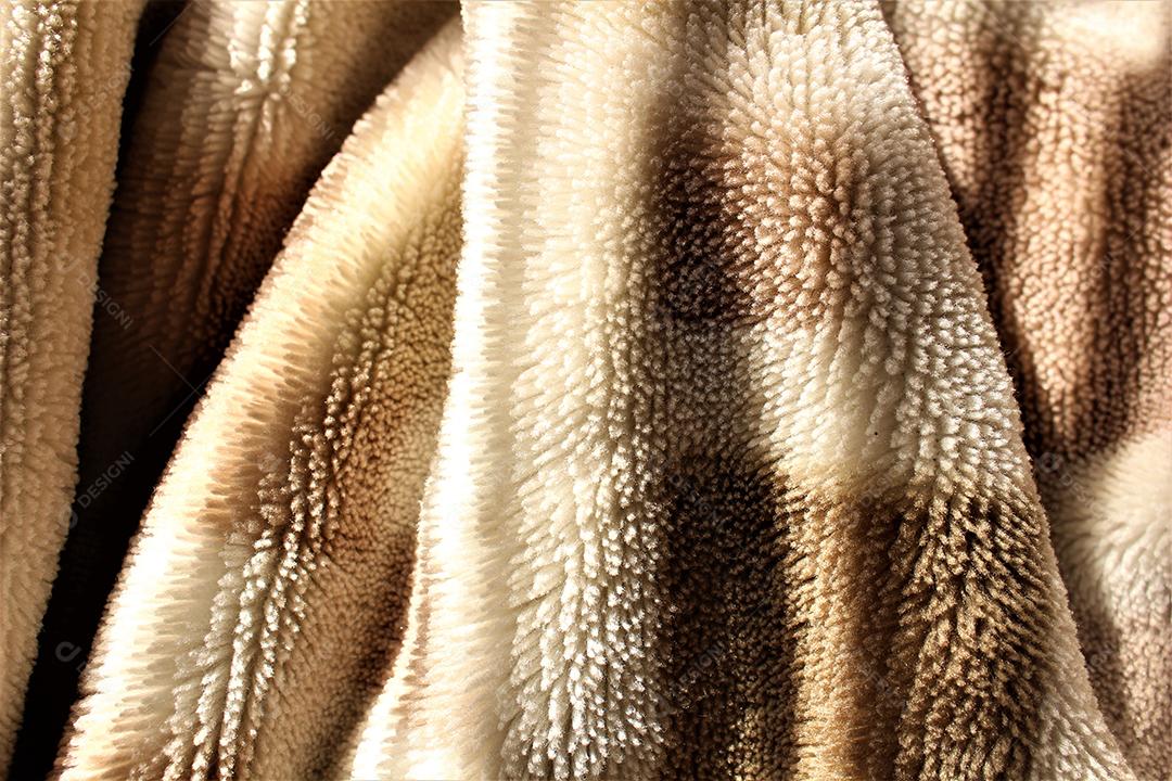 Pessoas se cobrindo com cobertor lençol