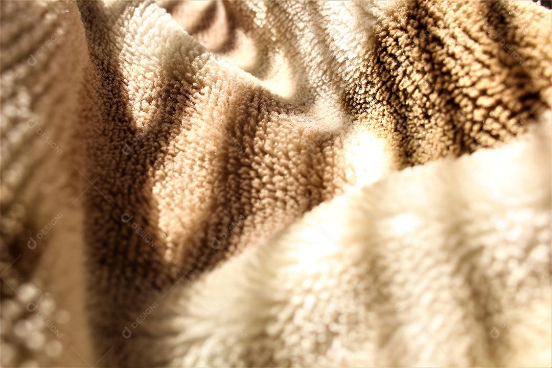 Pessoas se cobrindo com cobertor lençol