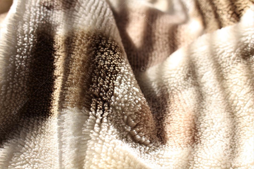 Pessoas se cobrindo com cobertor lençol