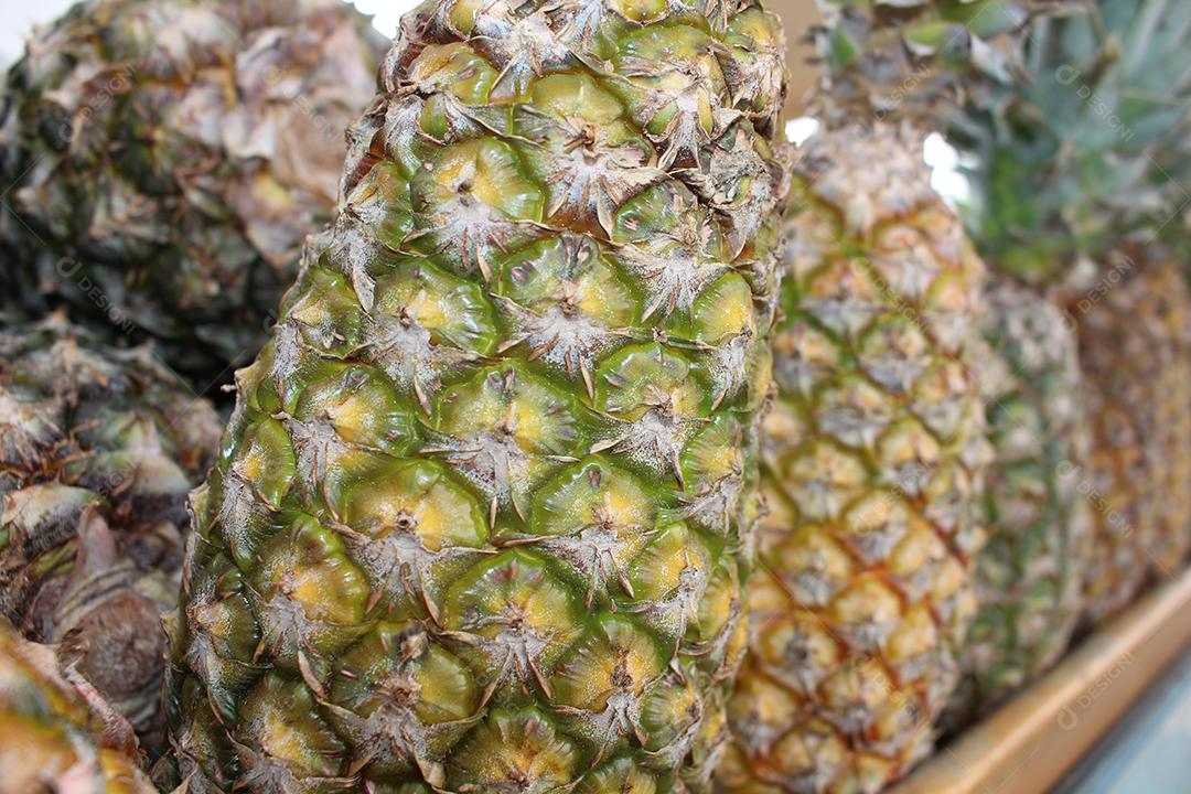 Frutas comida enpilhados sobre mesa feira abacaxi
