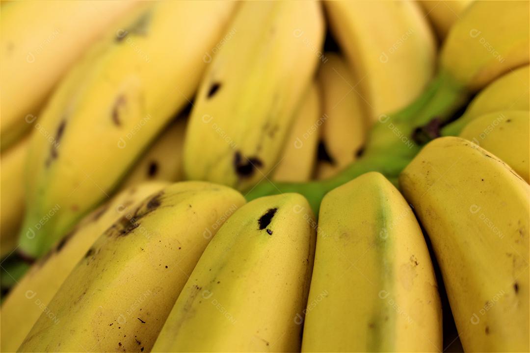 Comida banana enpilhadas frutas feirantes vendas