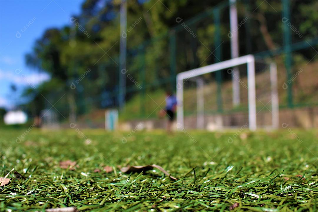 Pessoas jogando bola campo futebol