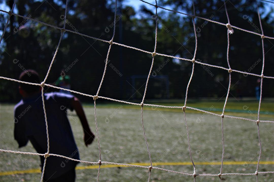 Pessoas jogando bola campo futebol