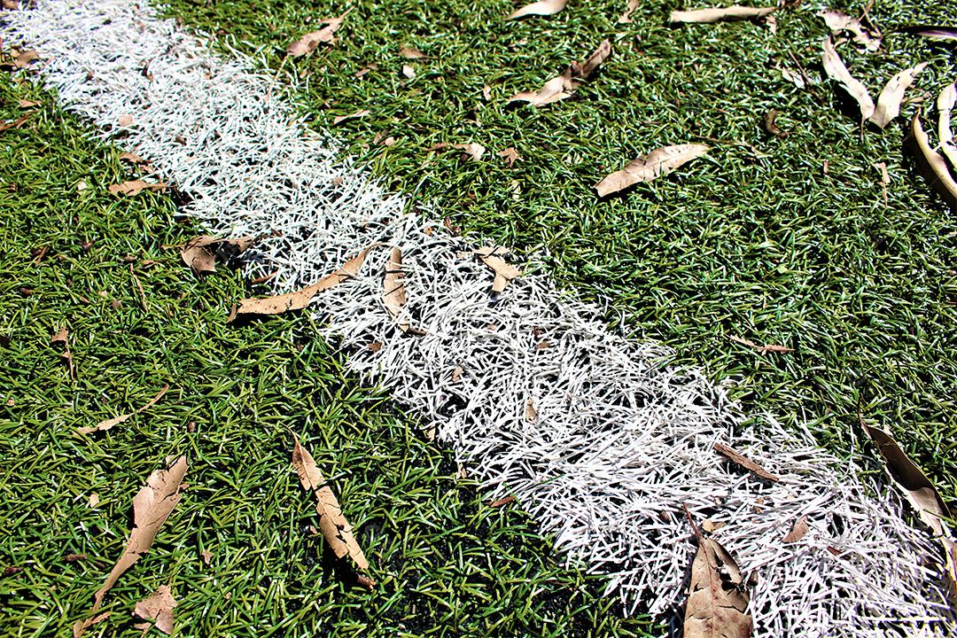 Pessoas jogando bola campo futebol