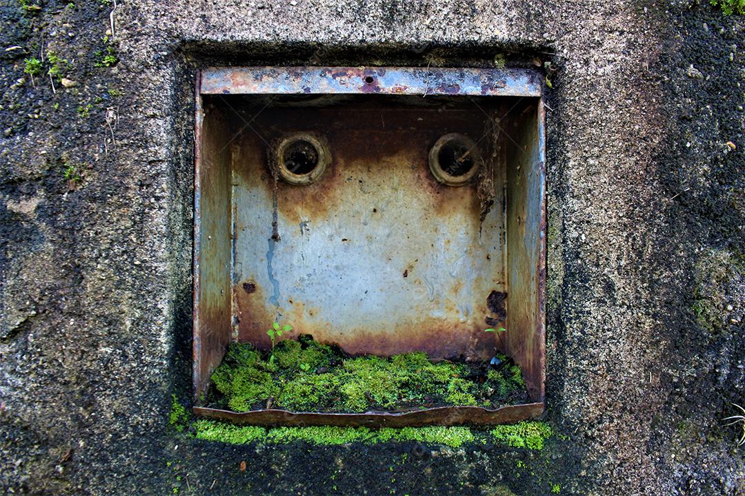 Caixa de ferro estragada e enferrujada