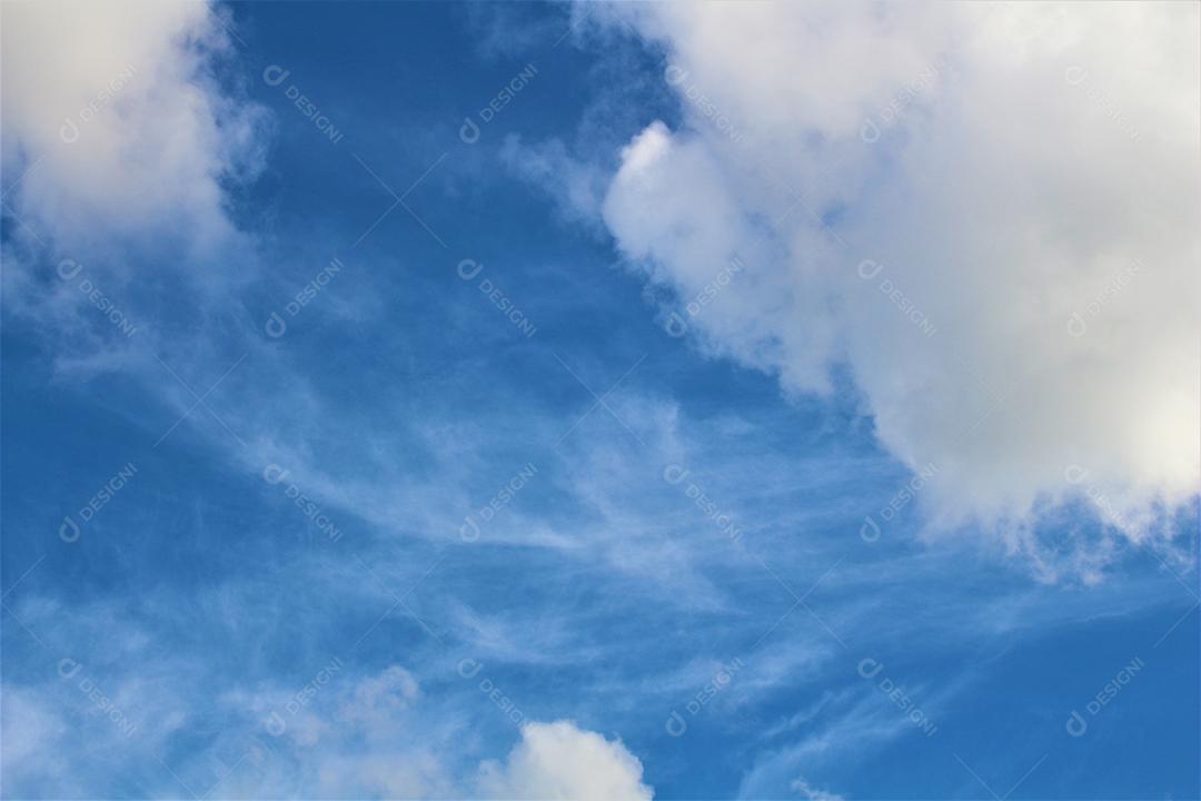 Vista de baixo céu nublado nuvens brancas