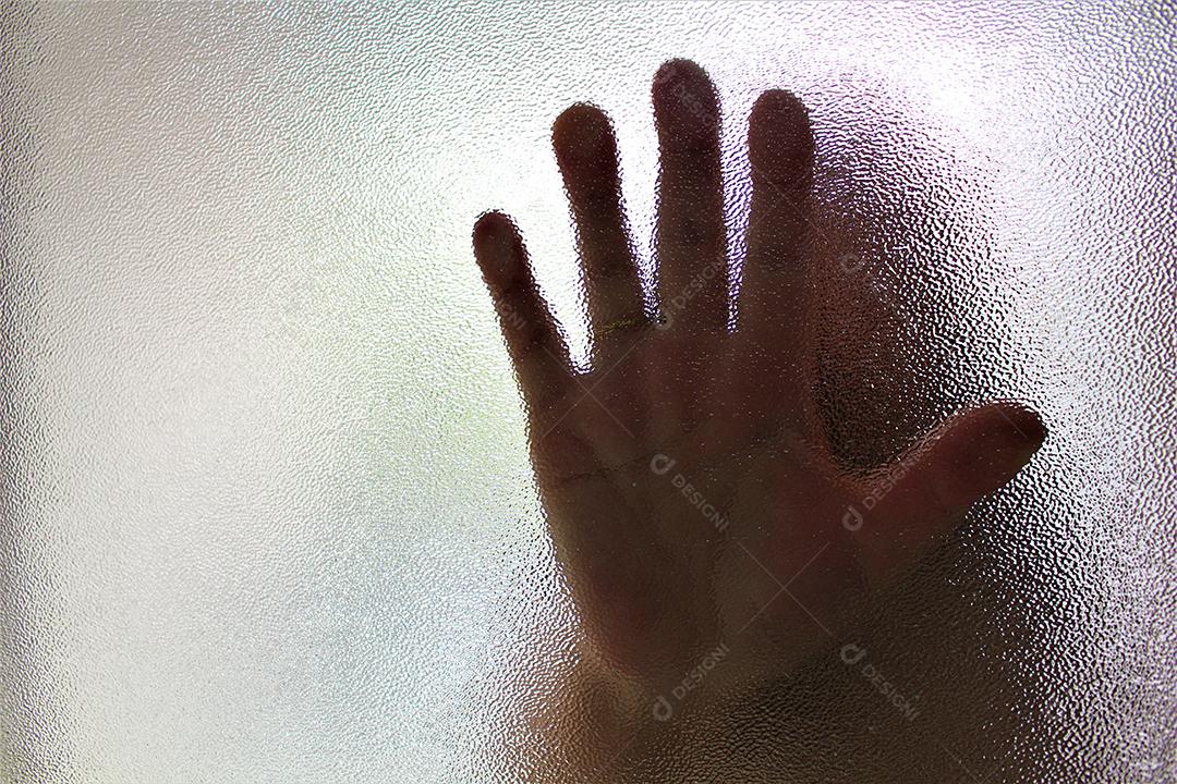 Mãos de pessoas passando no vidro