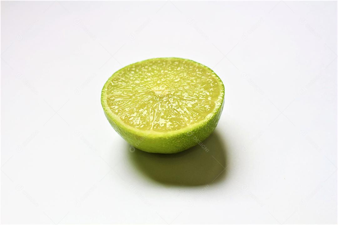 Limão sobre fundo isolado branco