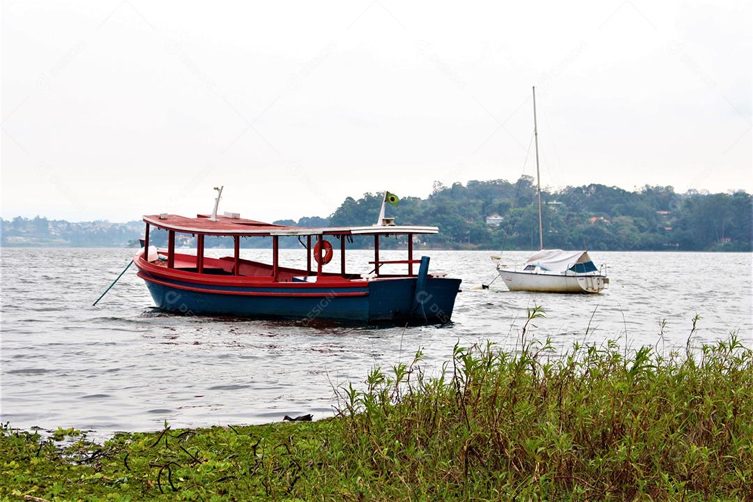 Barcos no meio do lago homens pescando pescarias