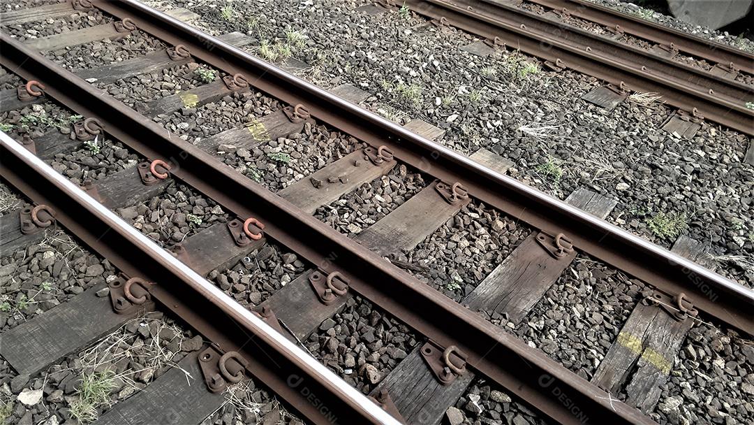 Trilhos deserto metro trem