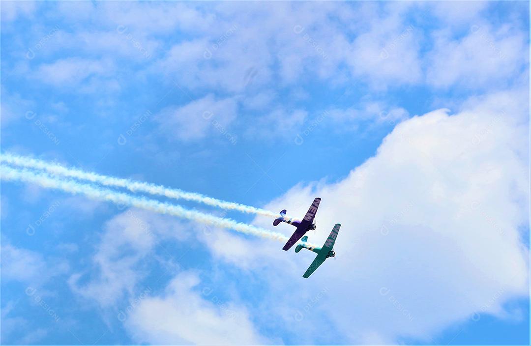 Aviãos voando sobre céu nuvens céu azul
