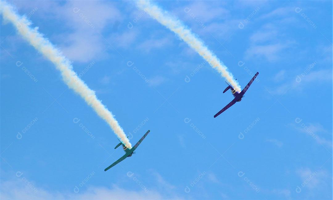 Aviãos voando sobre céu nuvens céu azul