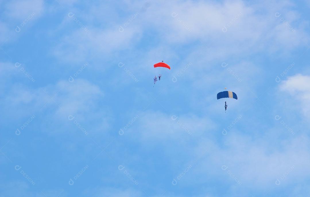 Pessoas saltando de paraquedas avião céu azul
