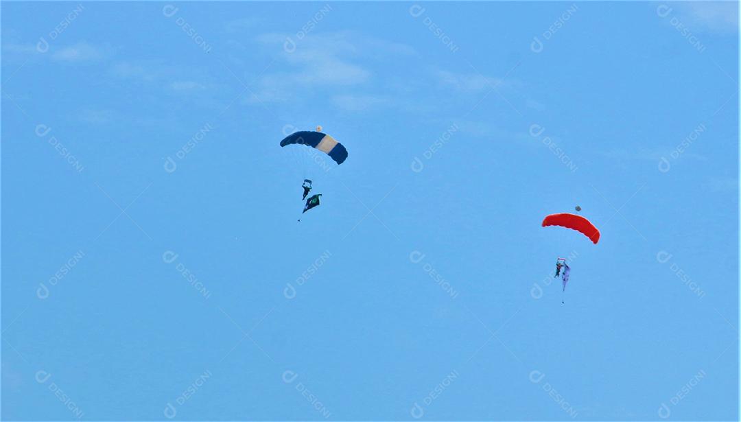 Pessoas saltando de paraquedas avião céu azul