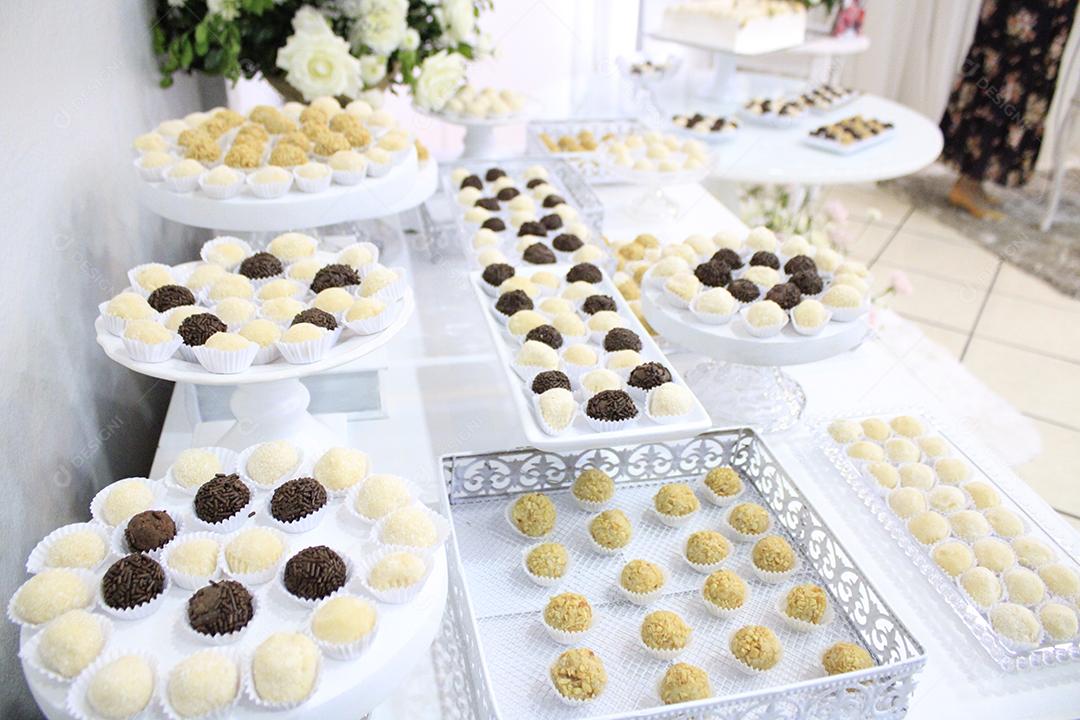 Mesa de festas de aniversario brigadeiros salgados comida doces